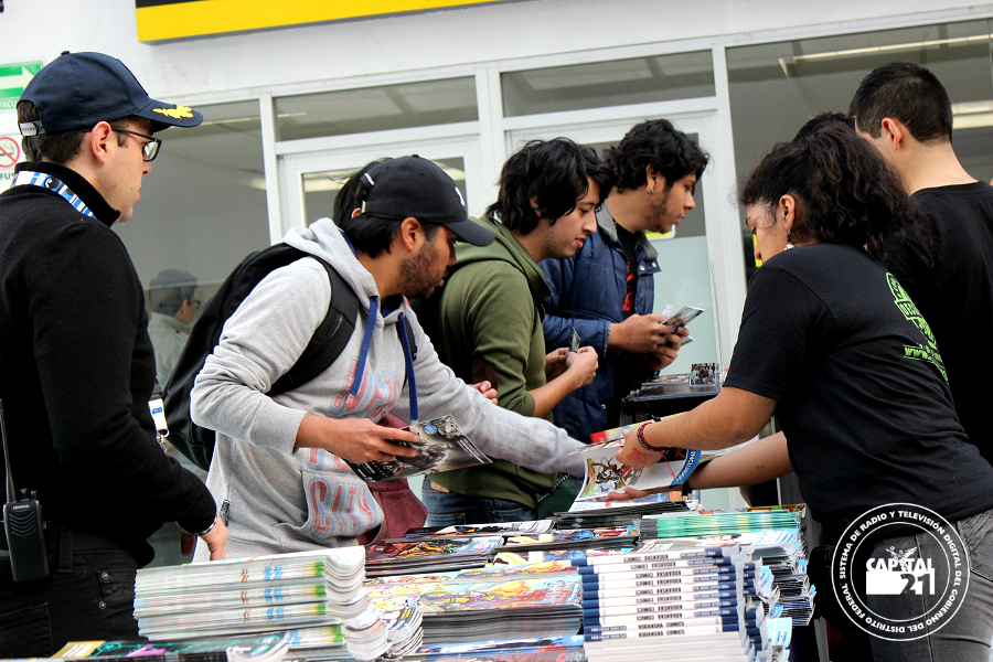 FCBD Lectores tomando sus regalos.